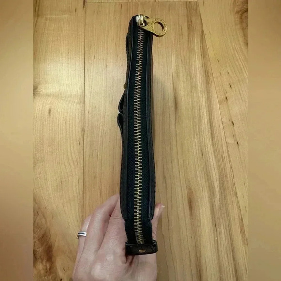 MARC by Marc Jacobs Black Leather Wallet with Gold-Colored Metallic Details - Picture 3 of 9